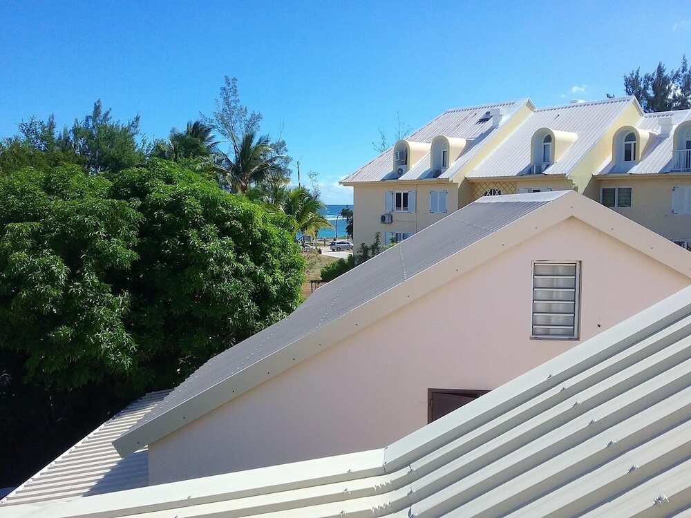 Villa la Playa pieds dans l'eau lagon piscine — 4-Star Luxury Hotel in Saint-Paul-Les-Dax, Réunion
