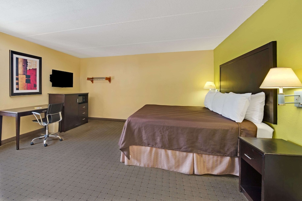Days Inn & Suites by Wyndham DeSoto - photo 8