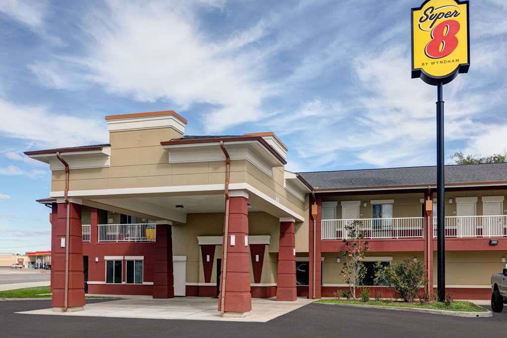Super 8 by Wyndham Karnes City - photo 3