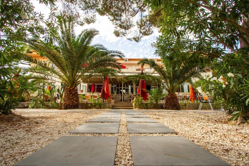 Hotel Restaurant Le Ceinturon in Hyeres, France