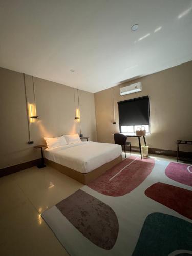Runway Tail 145 - carbon neutral hotel in Unknown City