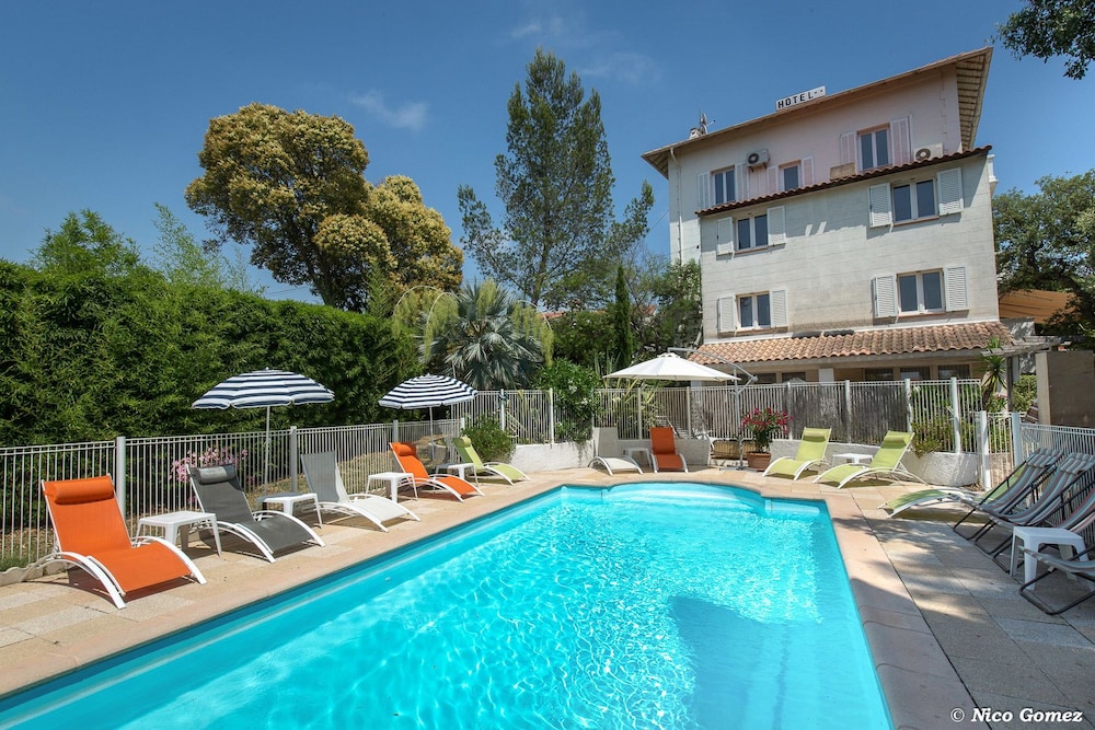 Le Thimothée : Hôtel & Studios in Saint-Raphael, France