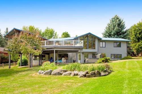 Lazy K on Peaceful Bay Lake House — 4-Star Luxury Hotel in Lakeside, United States