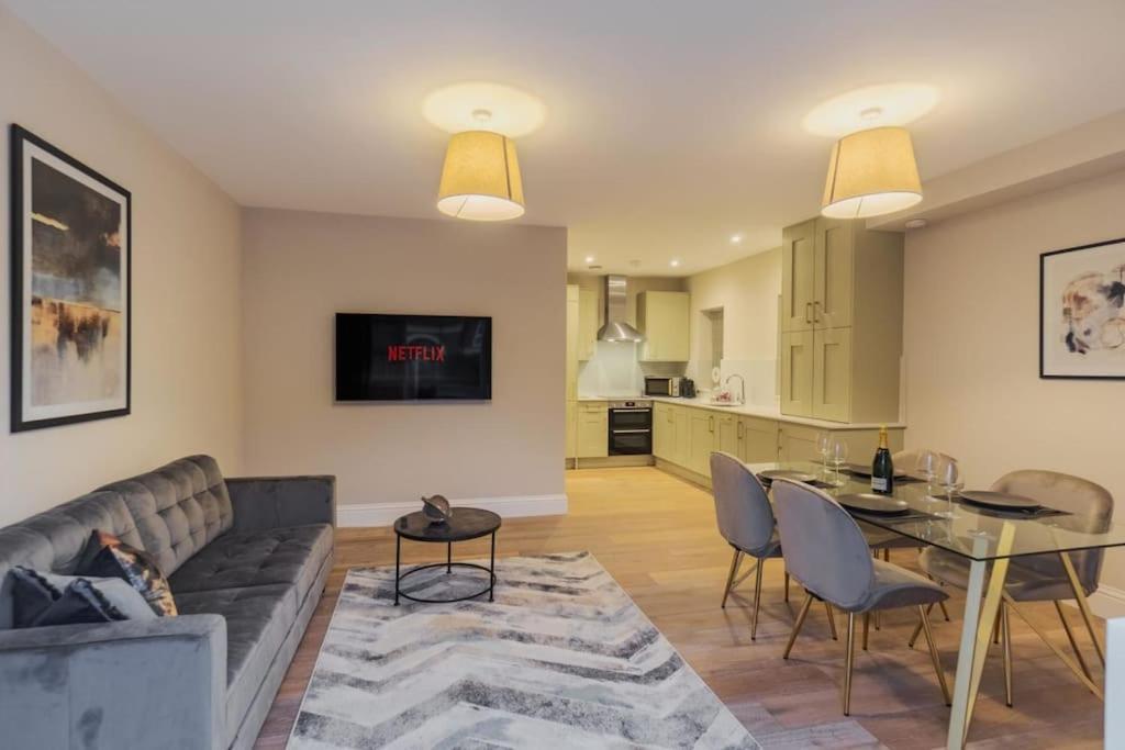 Modern 2 Bed Ground Floor Private Parking By Tempstay — 4-Star Luxury Hotel in Windsor, United Kingdom