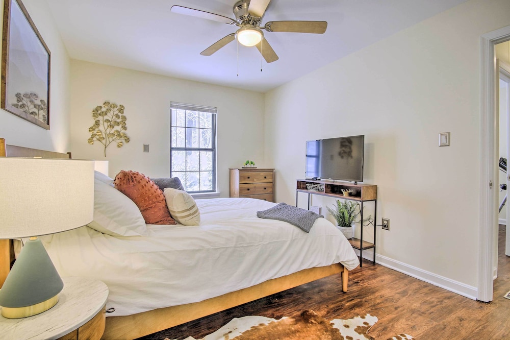 Modern Mountain Retreat with Deck and Hot Tub in Front Royal, United States