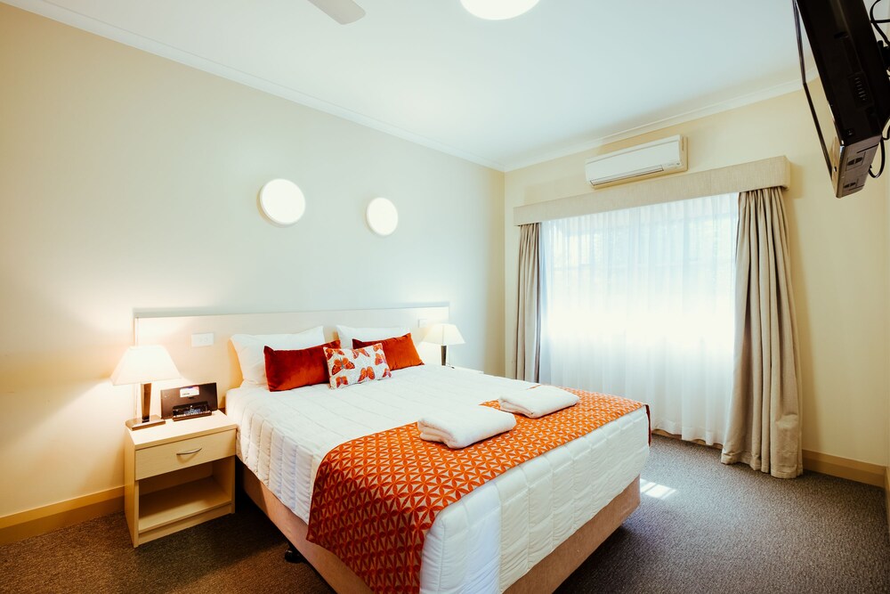Club Motor Inn — 4-Star Luxury Hotel in Narrabri, Australia