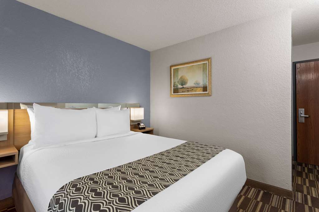 Microtel Inn & Suites by Wyndham Zephyrhills - photo 11