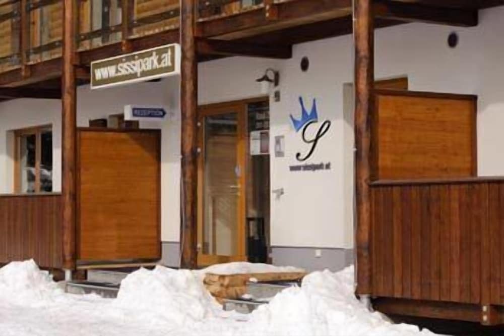 Sissi Park — 4-Star Luxury Hotel in Oberwoelz Stadt, Austria