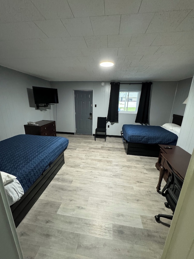 Acorn Motel - photo 17
