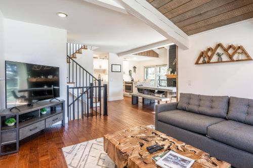 Chamonix 24 is a 2bed plus loft 3 bath Upgraded Canyon Ldge Nearly Ski in Ski Out Sleeps 8 in Mammoth Lakes, United States