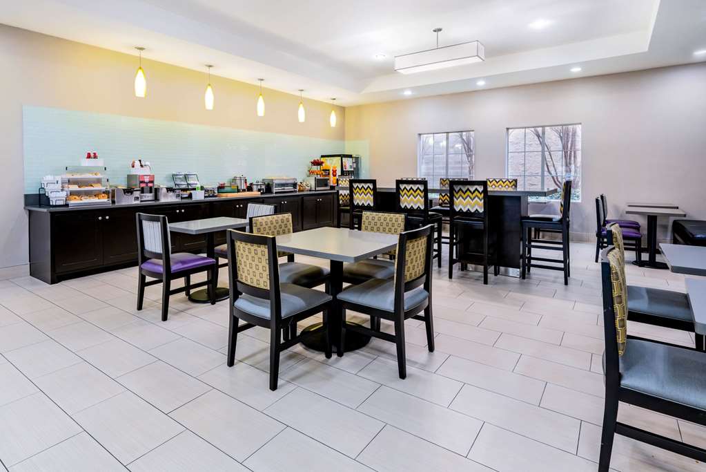 La Quinta Inn & Suites by Wyndham DFW Airport West Bedford - photo 29