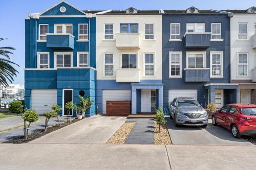 Waterfront Haven with Deck Marina Views & Parking - last minute hotel in Patterson Lakes