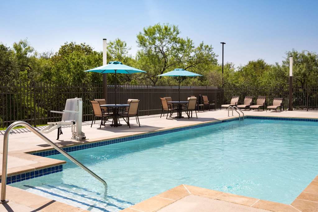 La Quinta Inn & Suites by Wyndham San Antonio Seaworld LAFB - photo 7