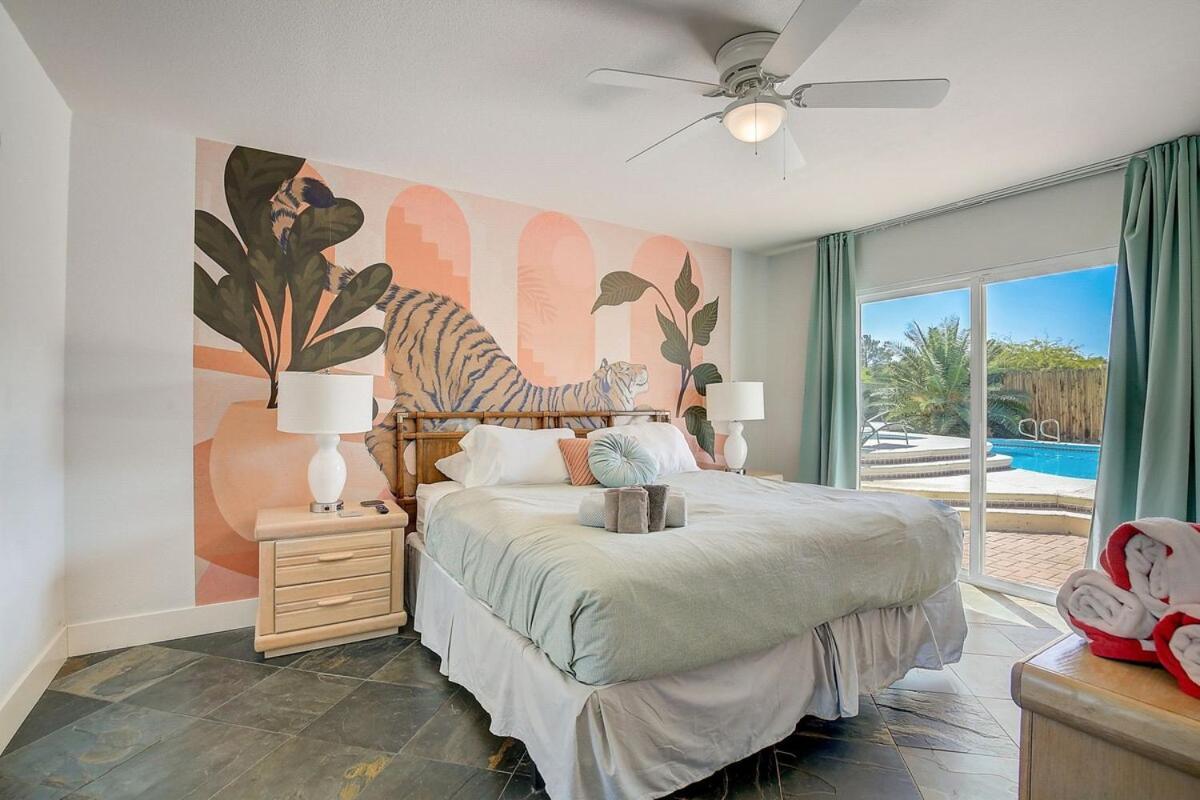 Pool & Hot Tub Centrally Located Less Than 3 Miles To the Strip