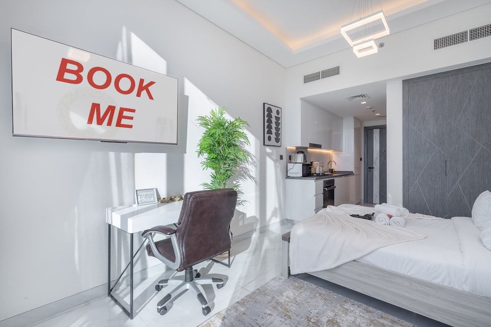 Free housekeeping visits during your stay StayShort Delightful Studio in Park Views that Sleeps 2 — 4-Star Luxury Hotel in Dubai, United Arab Emirates