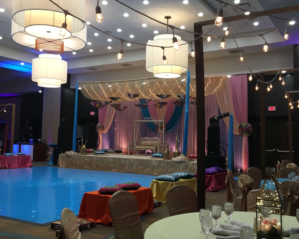 Embassy Suites by Hilton Chicago Naperville - photo 24