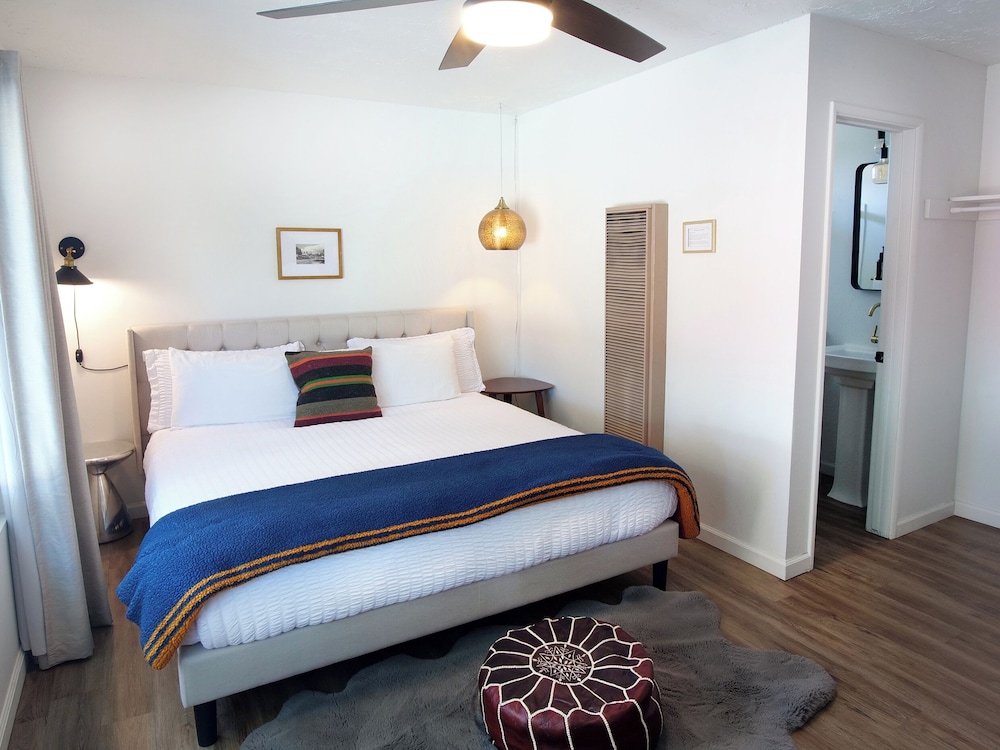 Sierra Blue Hotel & Swim Club - photo 14