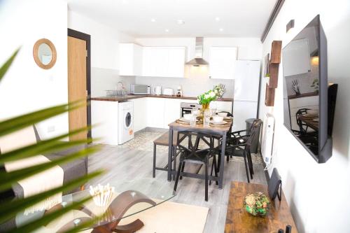The Cozy Chapter Spacious Apartments Near Manchester City Centre & Old Trafford — 4-Star Luxury Hotel in Manchester, United Kingdom