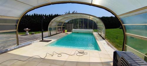 Villa with covered and heated swimming pool — 4-Star Luxury Hotel in Thiberville, France