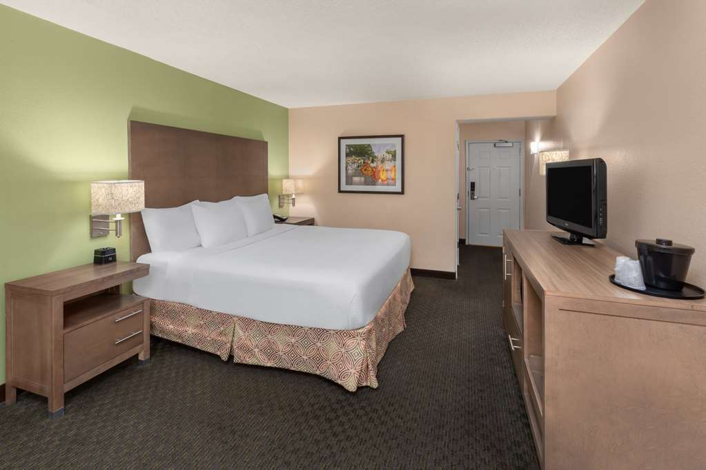 La Quinta Inn & Suites by Wyndham San Antonio Medical Ctr NW - photo 3