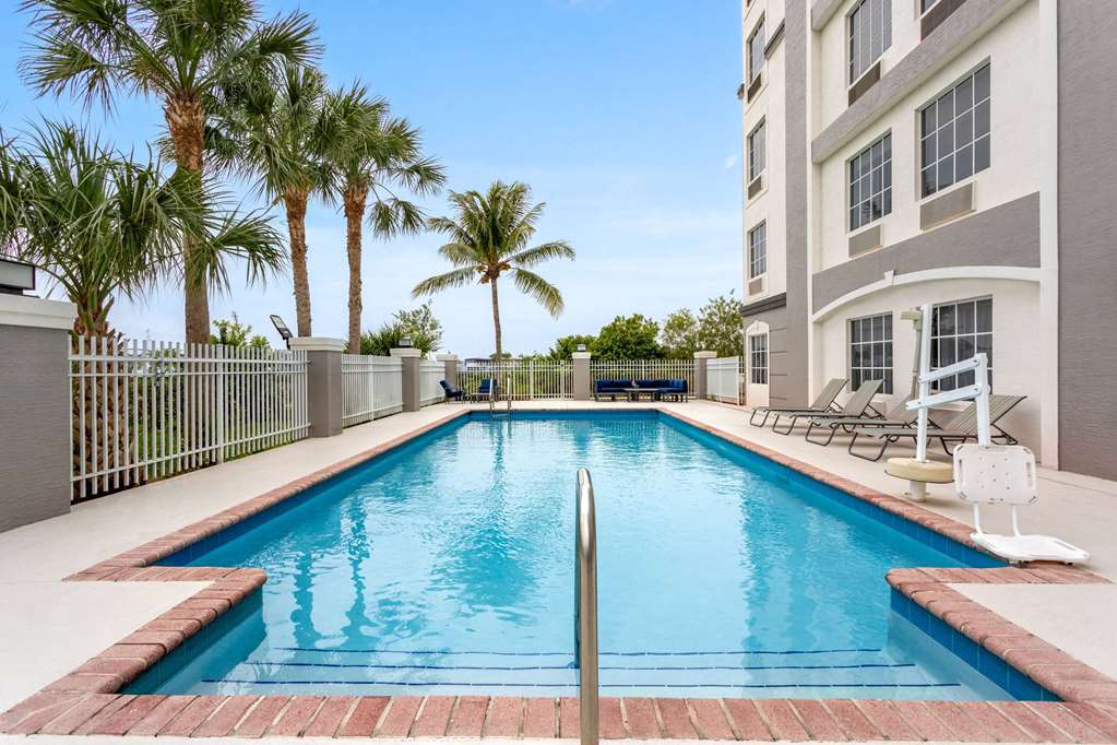 La Quinta Inn & Suites by Wyndham Ft. Pierce - photo 8