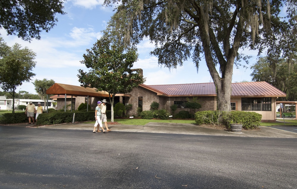 Southern Charm RV Resort - photo 3