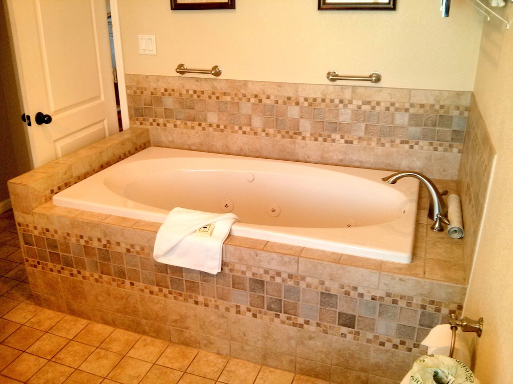 Charm Motel & Suites - photo 59