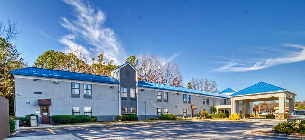 Econo Lodge Raleigh near Walnut Creek Amphitheatre - photo 7