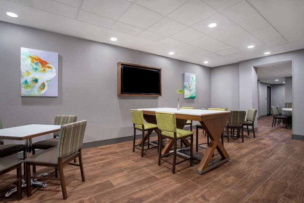 Hampton Inn Iowa City Coralville - photo 3