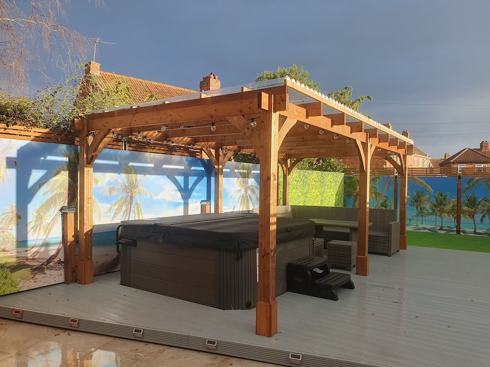Seabar - carbon neutral hotel in Unknown City