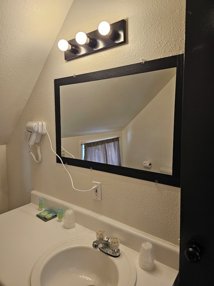 H & H Motor Lodge - photo 24