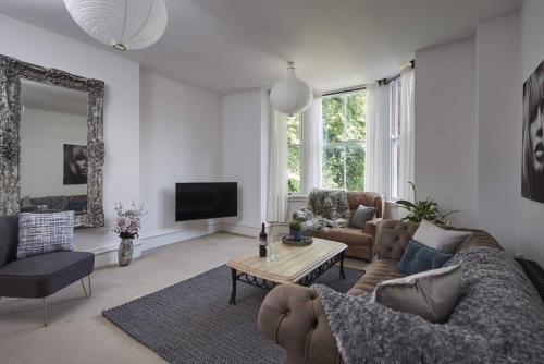 Dudley Spacious Exec 2 Bed Long Stay Parking — 4-Star Luxury Hotel in Dudley, United Kingdom