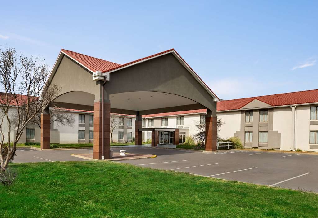 La Quinta Inn by Wyndham Waldorf - photo 2