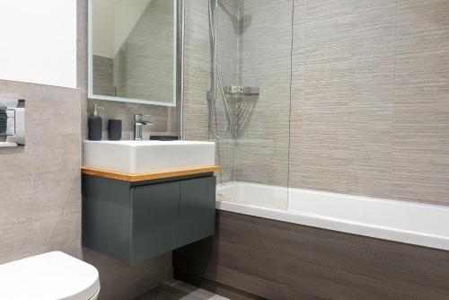 Spring Mount Huge Luxury Full Apartment Harrogate Centre Two extremely comfy Kingsize Bedrooms Fully equipped Modern Kitchen Cosy living room with Huge TV
