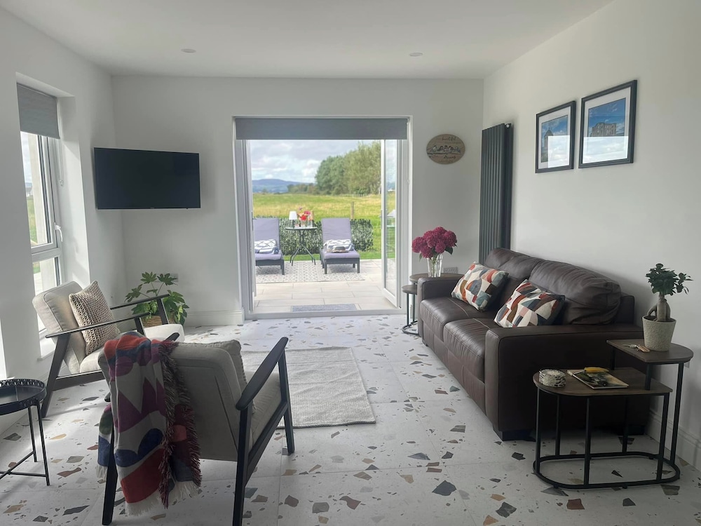 Sunset Cottage Sleeps 6 Parking Garden — 4-Star Luxury Hotel in Limavady, United Kingdom