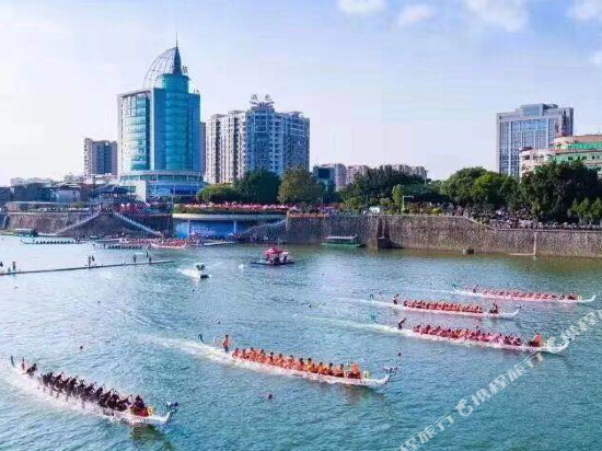 Golden Leaf Hotel — hotel in Linjiang