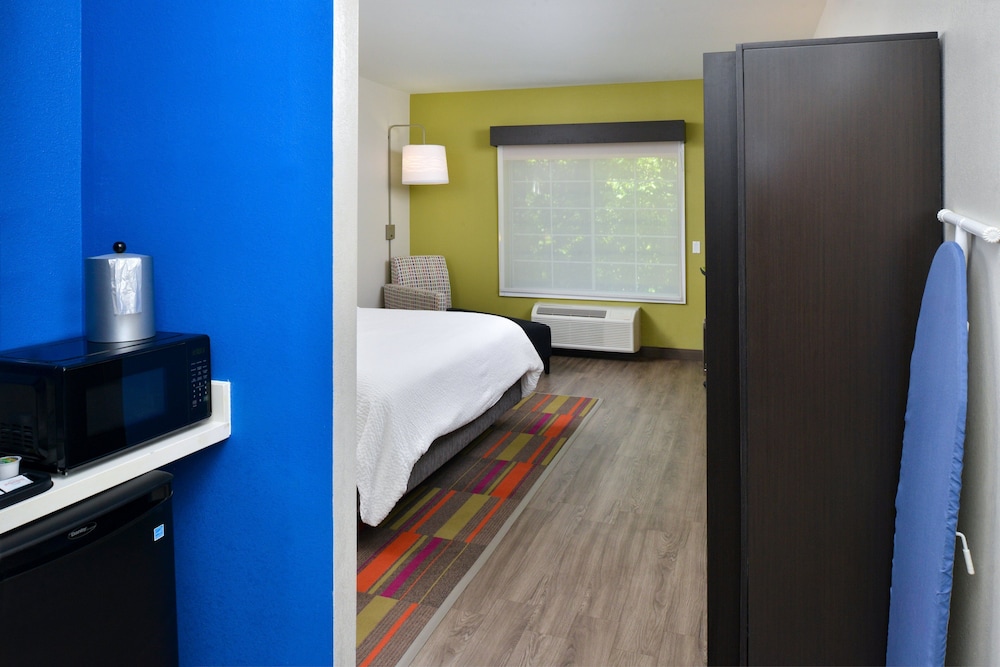 Holiday Inn Express & Suites Carthage by IHG - photo 30