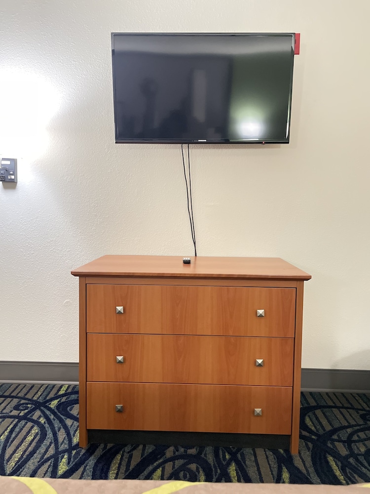 Super 8 by Wyndham Fort Worth Downtown South - photo 4