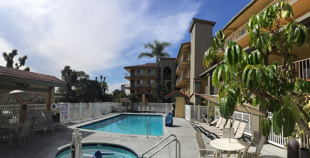 Days Inn by Wyndham Buena Park - photo 24