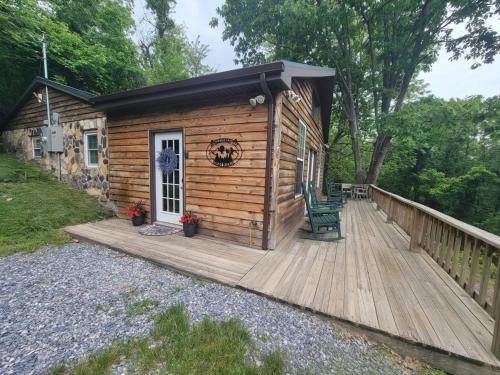 High Ridge cabin in the Blue Ridge Mountains — 4-Star Luxury Hotel in Stanley, United States