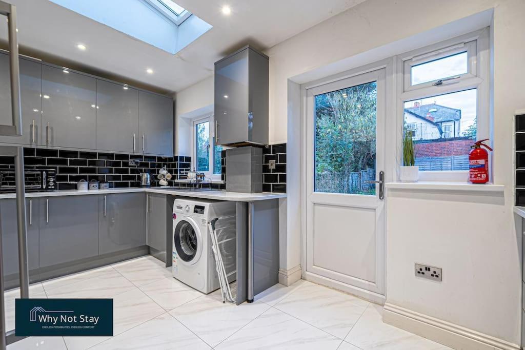 Modern 5 Bedroom Home in Reading
