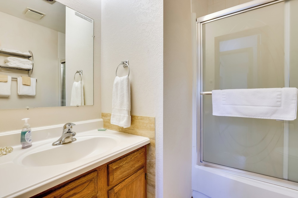 Mtn Condo w Ski Locker & Pools 3 Mi to Resort - photo 16