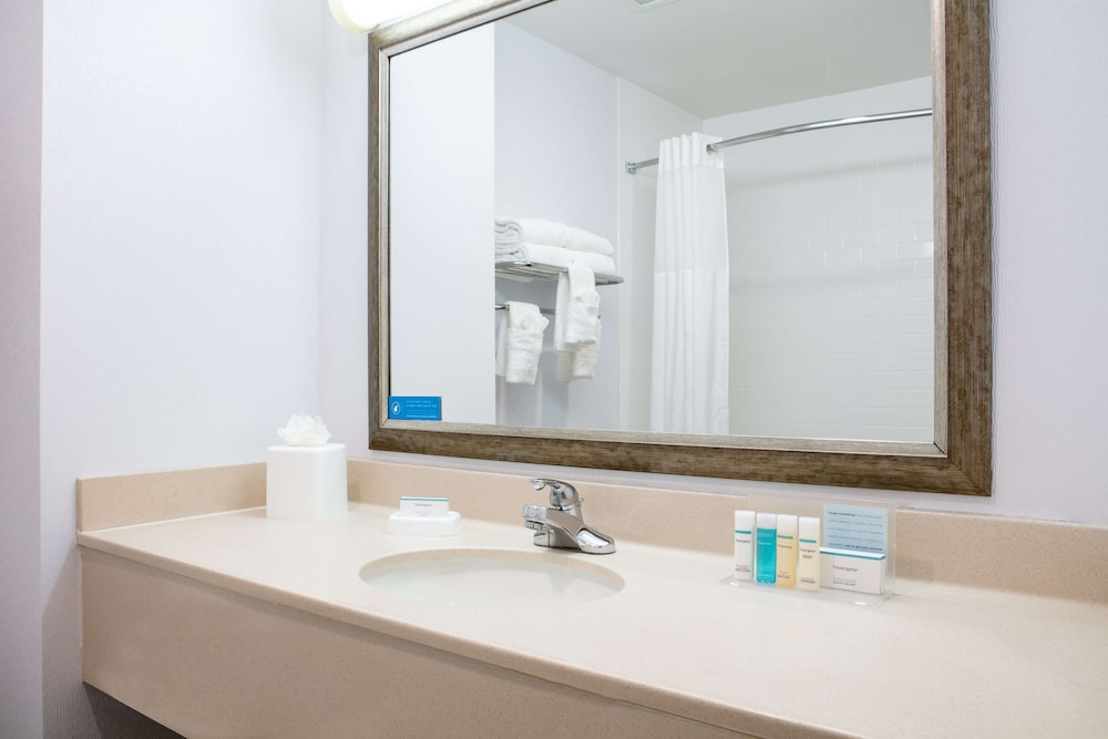 Hampton Inn Council Bluffs - photo 12