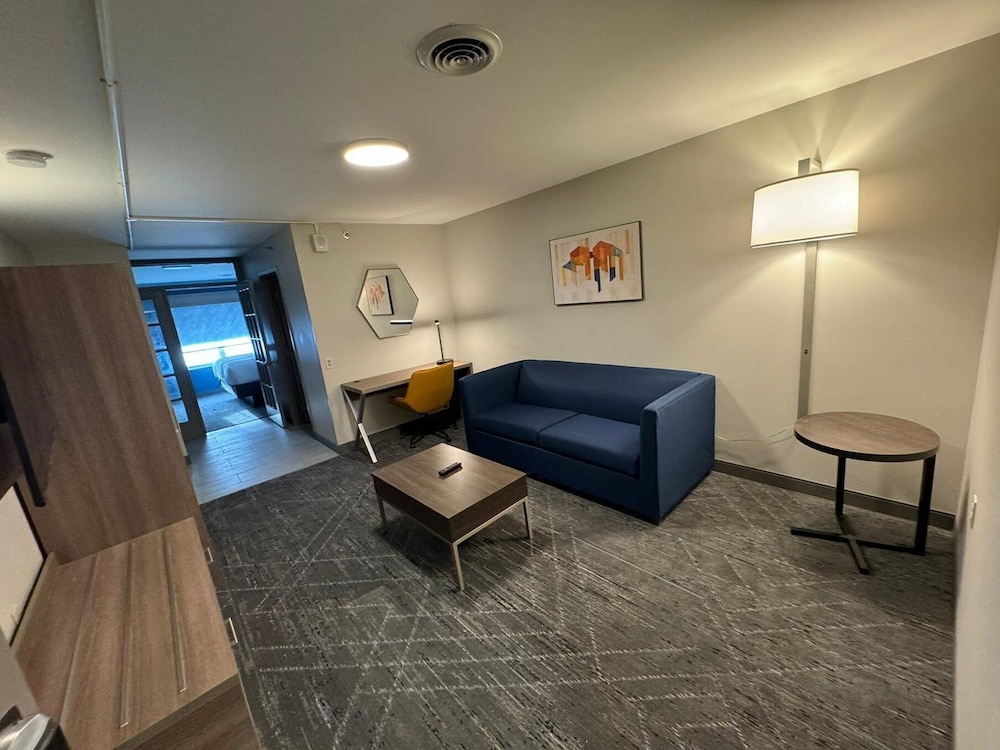 Holiday Inn Express & Suites Port Washington by IHG - photo 3