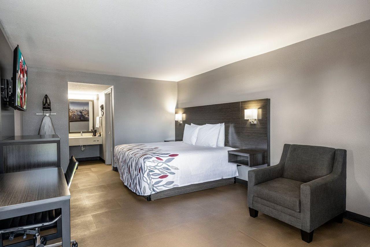 Econolodge Inn & Suites - photo 3