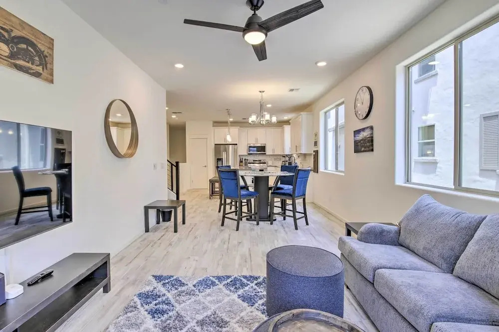 1 Mi to Intel Campus Chandler Townhome with Pools — 4-Star Luxury Hotel in Chandler, United States