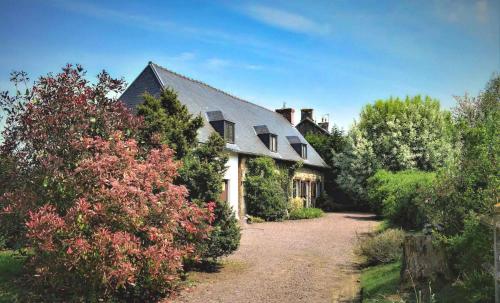 Charming 17th Century Normandy Longere in Valdallière Calvados — hotel in Le Theil-De-Bretagne