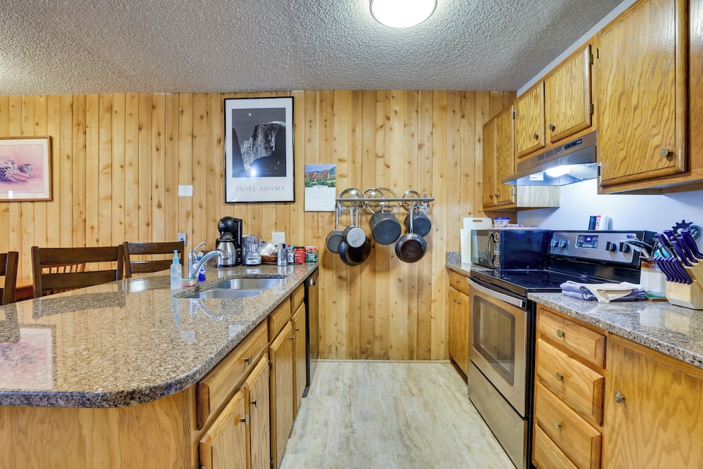 Mtn Condo w Ski Locker & Pools 3 Mi to Resort - photo 10