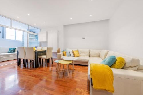 Spacious Refurbished with Parking 3BD 2BT Retiro — 4-Star Luxury Hotel in Madrid, Spain