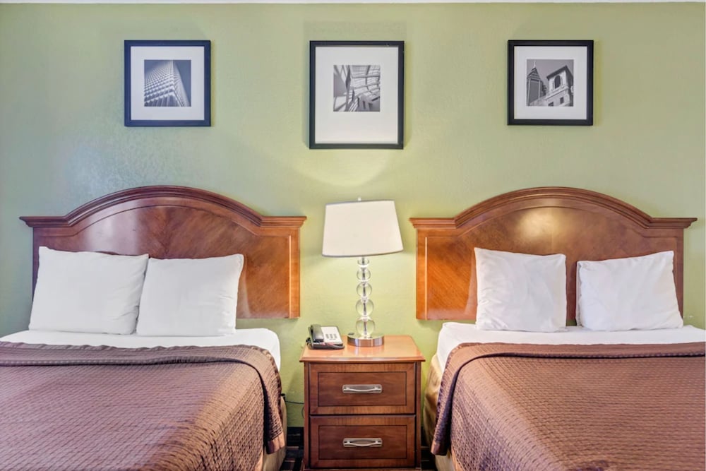 Travelodge by Wyndham Savannah Midtown - photo 27